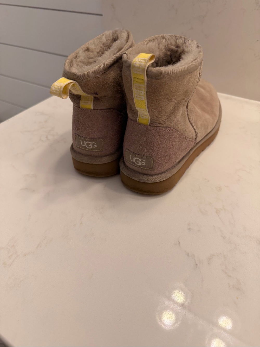 UGG Kids Short Boot - Dusty Pink with Yellow Pull Tab